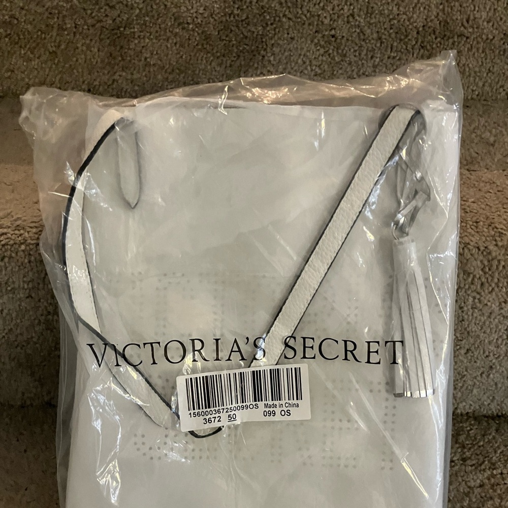 NWT VICTORIA’S SECRET X-LARGE VEGAN LEATHER DOUBLE STRAP TOTE BAG WITH TASSEL - Picture 3 of 4